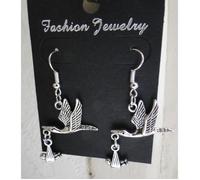 Boucle d’oreille cigogne qui porte un bébé argent