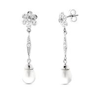 Boucled’oreille Boucles d'oreilles longues en or blanc 18 carats, en forme de fleur, ornées de perles et de zirconiums cubiques.