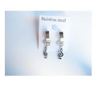 Boucles d’oreilles avec pendant en forme de clé de sol argentée