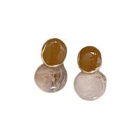 Boucles d’oreilles en cardigan marron chaud aux formes géométriques irrégulières de Dongdaemun, Séoul, pour l’automne et l’hiver.
