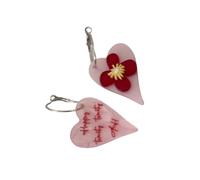 Boucles d ' oreilles en forme de cœur avec détails de script, A | Contraste rouge rose doux, accent floral, fils d ’ oreille argentés, mode prête pour les photos, paire