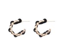 Boucles d'oreilles à tige géométriques en forme de C enveloppées de tissu avec une touche d'exclusivité et de sophistication