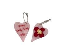 Boucles d'oreilles en forme de cœur avec breloques pendantes | Design asymétrique rose rouge, accent floral, détail du script, fils d'oreille argentés, paire