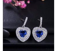 Boucles d'oreilles enveloppe de la zircone cubique micro-pavées.