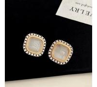 Boucles d'oreilles pendantes équilibrées intégrant la chaleur des perles et le zircon grâce à un arrangement géométrique médiéval intentionnel (T)