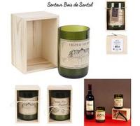 Home Deco Factory BO5392 Bougie parfumée Bouteille de vin Château vin Rouge ou Domaine rosé méridional Senteur Bois de Santal Pot Verre Coffret Caisse Bois Vert et Beige H13,6 x 8,1 x 9,1 cm