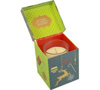 Bougie parfumée de Noël dans un verre avec pomme au four et arôme de cannelle comme cadeau