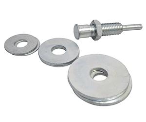 Boulon fileté avec trois paires de rondelles, robuste et polyvalent, idéal pour les joints de structures et les projets de bricolage.