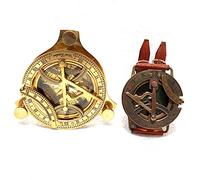 Boussole à cadran solaire en laiton, instrument de navigation maritime vintage, cuir doré et marron, motif chiffres romains, collection nautique décorative