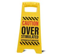 Boxer Gifts Panneau de bureau fantaisie « Overstimulated Approach at Own Risk » - Cadeau amusant de Père Noël secret pour collègue - Accessoires de bureau