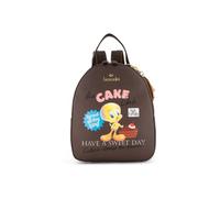 Braccialini Sac à dos Amy Lt en similicuir marron décoré d'un imprimé vivant dédié à Titti aux prises avec une délicieuse tranche de gâteau. Le design est enrichi par des inscriptions inspirées du