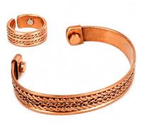 Bracelet en cuivre magnétique de Touchstone, forgé à la main, avec un motif tressé en spirale en fil de cuivre massif et de haute qualité, d'une élégance minimaliste.
