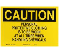 Brady 84315 Panneau autocollant en polyester pour produits chimiques et substances dangereuses, 17,8 x 25,4 cm, légende « Personal Protective Clothing Is To Be Wear At All Times When Handling Chemicals »