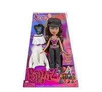 Bratz Original Poupée Mannequin - NEVRA - Contient 2 Tenues, des Accessoires, Un Emballage holographique en édition spéciale & 1 Affiche - 4 Ans +