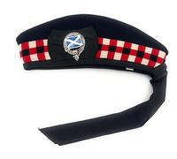 BRAW CLANS TARTANS Ensemble de chapeaux et badges écossais classiques 100 % laine pour homme, femme et enfant | Diced - Rouge - Blanc - Noir | Pompon rouge | Chapeau de Piper écossais, Saltire, 6.625