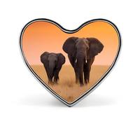 Broche/badge en aluminium en forme de cœur représentant un éléphant d'Afrique au coucher du soleil dans la savane, idéal pour décorer sacs à dos et chapeaux.