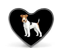 Broche/badge en aluminium en forme de cœur représentant un fox-terrier, idéal pour décorer sacs à dos et chapeaux.