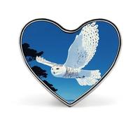 Broche/badge en forme de chouette des neiges en vol, avec un joli cœur, accessoire de mode pour hommes et femmes.
