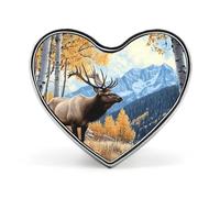 Broche/badge en forme de cœur représentant des élans, des arbres d'automne, des montagnes enneigées et un plateau ; décoration élégante pour sacs à dos et chapeaux.