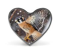 Broche/badge en forme de cœur représentant un faucon crécerelle dans la neige, accessoire de mode pour hommes et femmes.