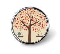 Broche bouton ronde en métal représentant un arbre avec des oiseaux sur une balançoire. Cette broche tendance est idéale pour décorer un chapeau, un revers ou tout autre accessoire de mode. Elle est p