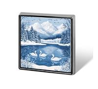 Broche carrée Cygnes sur un lac dans les montagnes enneigées - Épingle en métal - Accessoire de décoration pour veste, chapeau ou sac