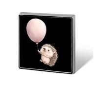 Broche carrée élégante avec un hérisson tenant un ballon, épingles, boutons, badges, sans couture, pour toutes les occasions