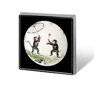 Broche carrée élégante représentant deux babouins jouant avec des singes. Boutons, badges, épingles sans couture pour revers, pour toutes les occasions.
