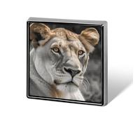 Broche carrée en alliage d'aluminium, motif lionne, badge décoratif tendance pour hommes et femmes, sacs à dos, vêtements, vestes, cadeaux