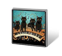 Broche carrée en alliage d'aluminium, quatre chats noirs allongés sur le clavier du piano, badge décoratif pour hommes et femmes, sacs à dos, vêtements, vestes, cadeaux