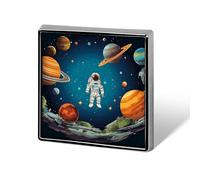 Broche carrée en Alliage d'aluminium représentant Un Astronaute et Une fusée dans l'espace. Style Vintage et Mignon. Broche en émail Amusante, idéale pour décorer Un Manteau, Une Robe ou Une Veste.