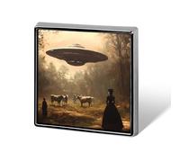 Broche carrée en aluminium représentant une soucoupe volante martienne enlevée par un extraterrestre. Décoration élégante pour sacs à dos et chapeaux.
