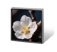Broche carrée en émail avec fleurs d'abricot blanc et plumes de ciel bleu pour homme et femme, idéale pour chapeaux, chemises, sacs, vestes et accessoires.