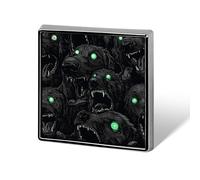 Broche carrée en émail représentant un chien noir fou aux yeux brillants. Idéale pour décorer chapeaux, vêtements, sacs et accessoires. Cadeau ou artisanat.
