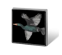 Broche carrée en émail représentant un cormoran en vol, idéale pour sacs à dos et chapeaux. Motif mignon et amusant, 1,8 cm.