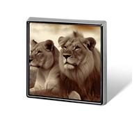 Broche carrée en métal léger, emblème personnalisable représentant un lion et une lionne d'Afrique, idéale pour les événements professionnels, les souvenirs et la décoration de vêtements.