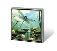 Broche carrée en métal représentant des libellules en vol. Broche humoristique et mignonne en alliage d'aluminium imprimé. Pin's commémoratif personnalisé pour chapeau, sac à dos ou revers. Bijou c