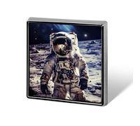 Broche carrée en métal représentant un astronaute américain voyageant sur la Lune. Broche humoristique et originale en alliage d'aluminium imprimé. Insigne commémoratif personnalisé pour chapeau, s