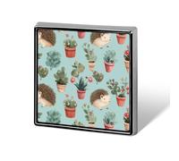 Broche carrée en métal représentant un hérisson et une fleur en pot. Broche mignonne et amusante en alliage d'aluminium imprimé. Épingle commémorative personnalisée pour chapeau, sac à dos ou rever