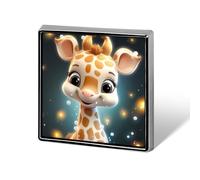 Broche carrée en métal représentant une adorable petite girafe, idéale pour décorer vos vêtements.