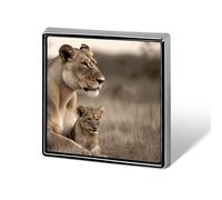 Broche carrée en métal représentant une lionne et son petit, à fixer sur un sac à dos ou un revers de veste.