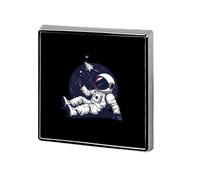 Broche carrée personnalisée représentant un astronaute relaxant lançant des avions en papier, pour femmes et hommes