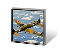 Broche carrée représentant un avion de la Seconde Guerre mondiale, idéale pour décorer un sac à dos, un chapeau, une veste, une chemise ou un costume. Cette broche décorative mignonne est parfaite pou