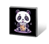 Broche carrée tendance avec un adorable panda buvant du bubble tea, pour hommes et femmes. Badges en métal amusants à accrocher à une veste, un sac ou un chapeau.