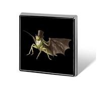 Broche carrée tendance représentant une sauterelle portant un haut-de-forme et une cravate. Badges en métal amusants pour veste, sac ou chapeau.