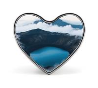 Broche cœur en métal léger et lisse, ornée d'un motif de lac de cratère volcanique (2,5 cm). Idéale pour décorer chemises, vestes et sacs. Un cadeau parfait pour vos amis et votre famille.