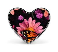 Broche décorative en métal en forme de cœur, ornée d'un papillon monarque et de pétales de fleurs. Idéale pour décorer un chapeau, un sac à dos ou un vêtement.