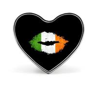 Broche décorative en métal représentant un cœur et le drapeau irlandais, idéale pour décorer un chapeau, un sac à dos ou un vêtement.