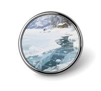 Broche décorative mignonne représentant le lac Baïkal en hiver, idéale pour décorer un sac à dos, une veste, une chemise ou un costume. Cette broche ronde est parfaite pour agrémenter les revers d'u