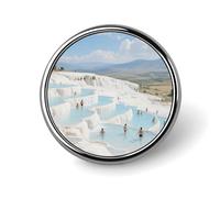 Broche décorative mignonne représentant les terrasses des sources thermales de Pamukkale, idéale pour décorer un sac à dos, une veste, une chemise ou un costume. Cette broche ronde est parfaite pour